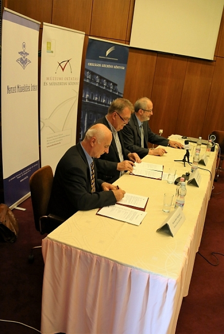 Polyák Albert, dr. Cseri Miklós és dr.Tüske László főigazgatók aláírták a konzorciumi megállapodást.
