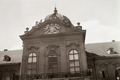 A gödöllői kastély főhomlokzata, 1980. (fotó: Fortepan)
